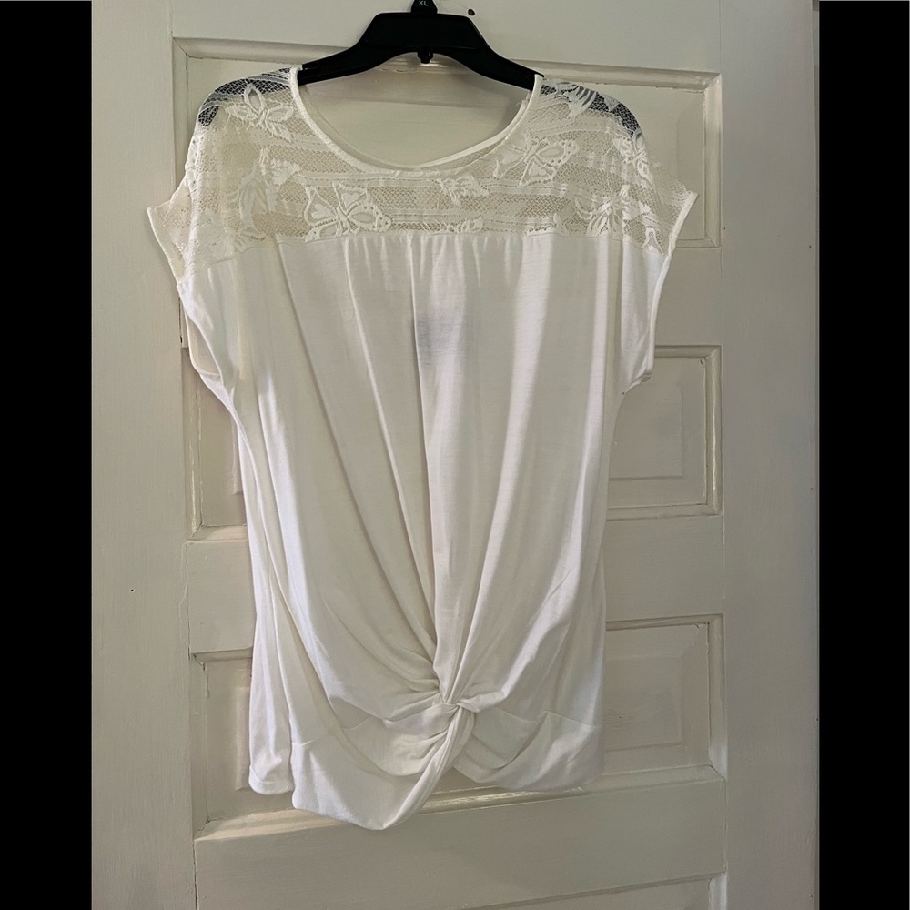 New Directions size medium twisted front, lace shoulder blouse. Excellent shape